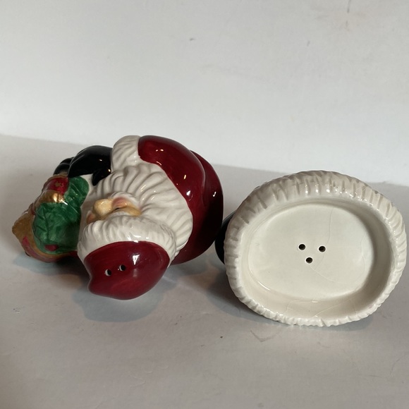 Fitz & Floyd Vintage Salt Bottom & Pepper Top Santa Holding Wreath 5" x 3.5" - Picture 10 of 16